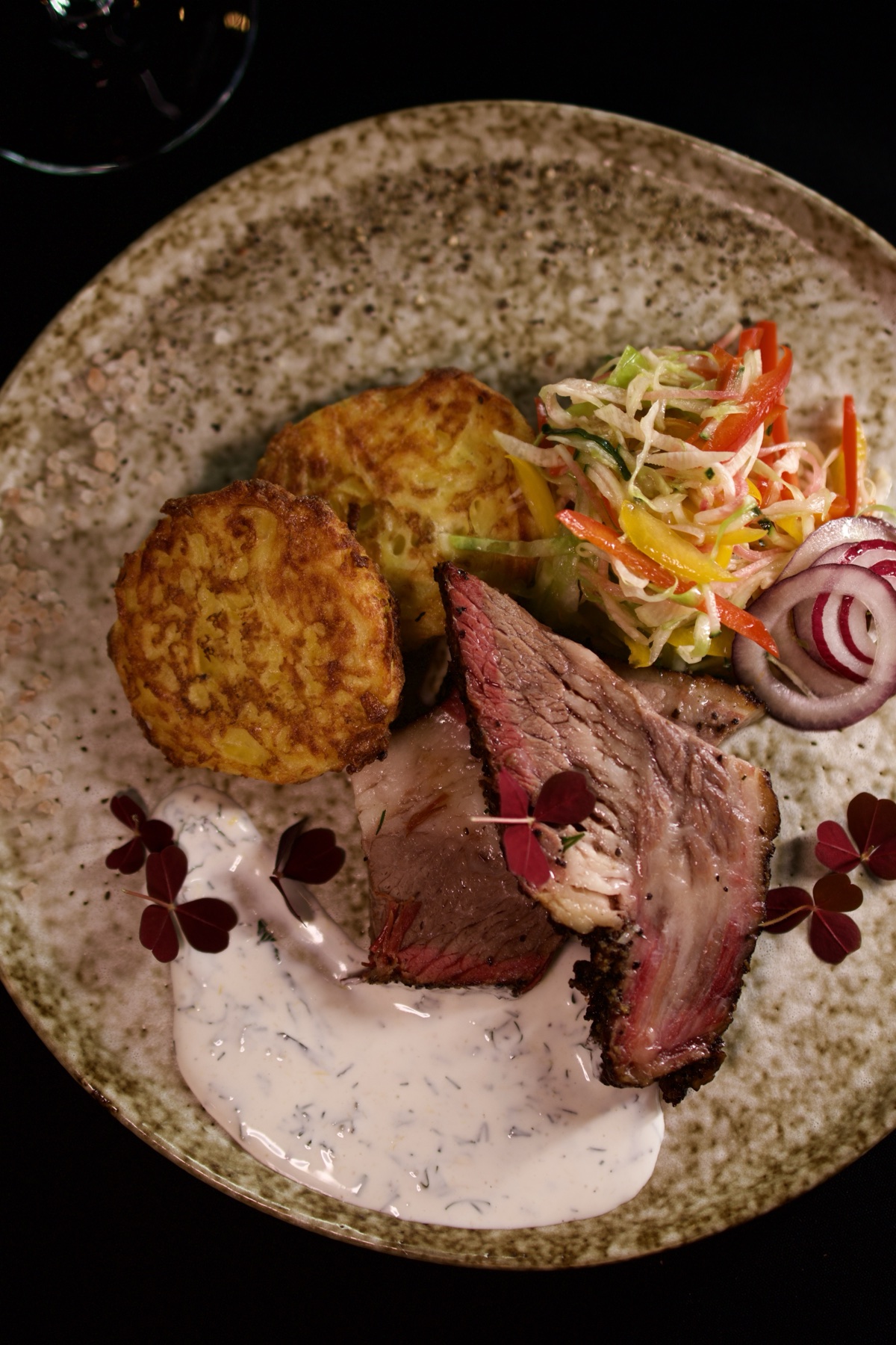 Стейк с картофельным рёсти и овощами